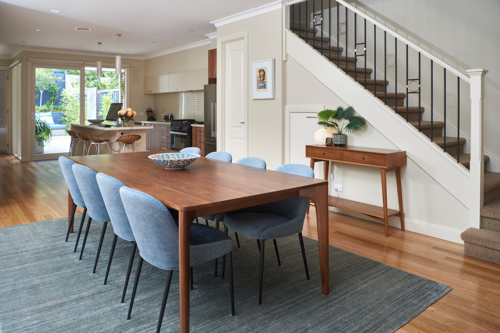 This is an example of a midcentury dining room in Melbourne.