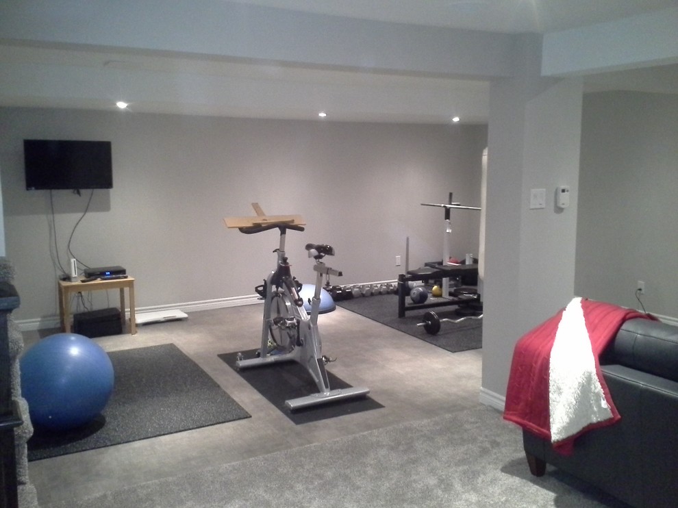 Design ideas for a mid-sized traditional home weight room in Ottawa with grey walls and carpet.