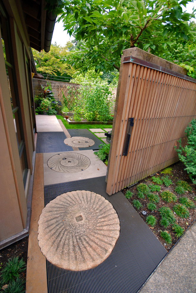 Design ideas for a small contemporary courtyard garden in Seattle.