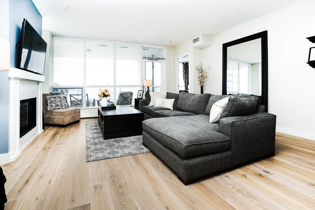 Transitional Living Room nyklassisk-vardagsrum