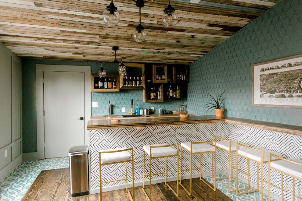 Retro Hausbar mit Unterbauwaschbecken, offenen Schränken, hellbraunen Holzschränken, Küchenrückwand in Blau und braunem Holzboden in Dallas
