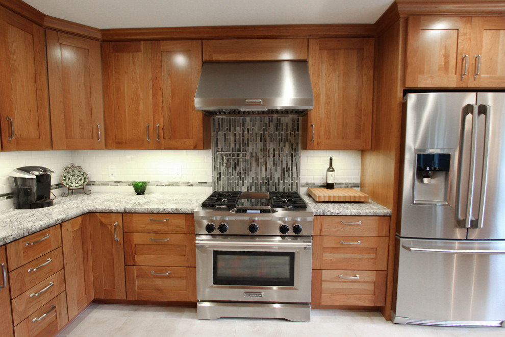 Exempel på ett mellanstort amerikanskt vit vitt kök, med en undermonterad diskho, skåp i shakerstil, skåp i mellenmörkt trä, granitbänkskiva, beige stänkskydd, stänkskydd i glaskakel, rostfria vitvaror, klinkergolv i porslin, en halv köksö och beiget golv