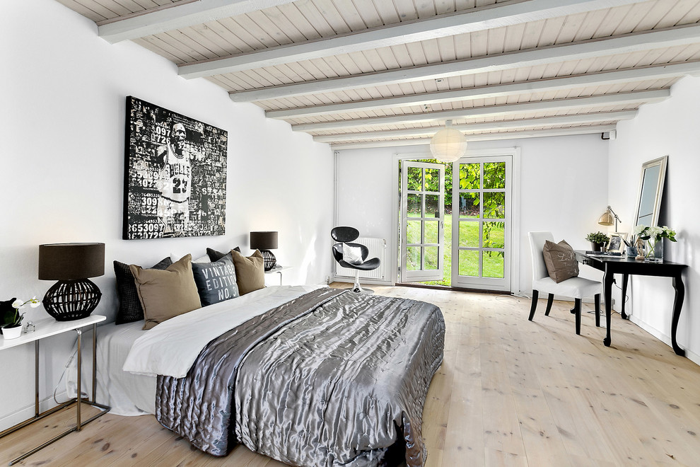 Large scandinavian master bedroom in Copenhagen with white walls, light hardwood floors and beige floor.