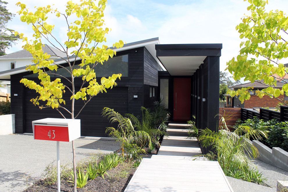 Design ideas for a contemporary one-storey black exterior in Auckland.