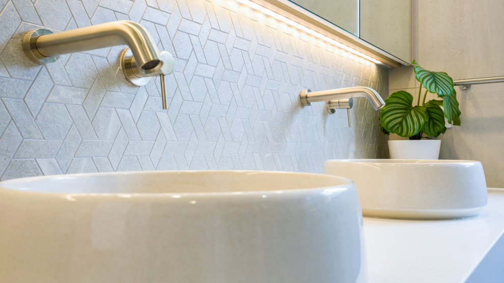 Photo of a beach style powder room in Gold Coast - Tweed.
