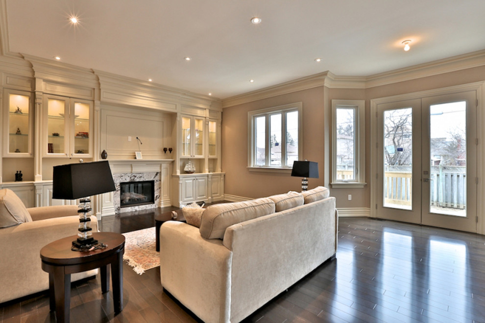 Example of a transitional home design design in Toronto