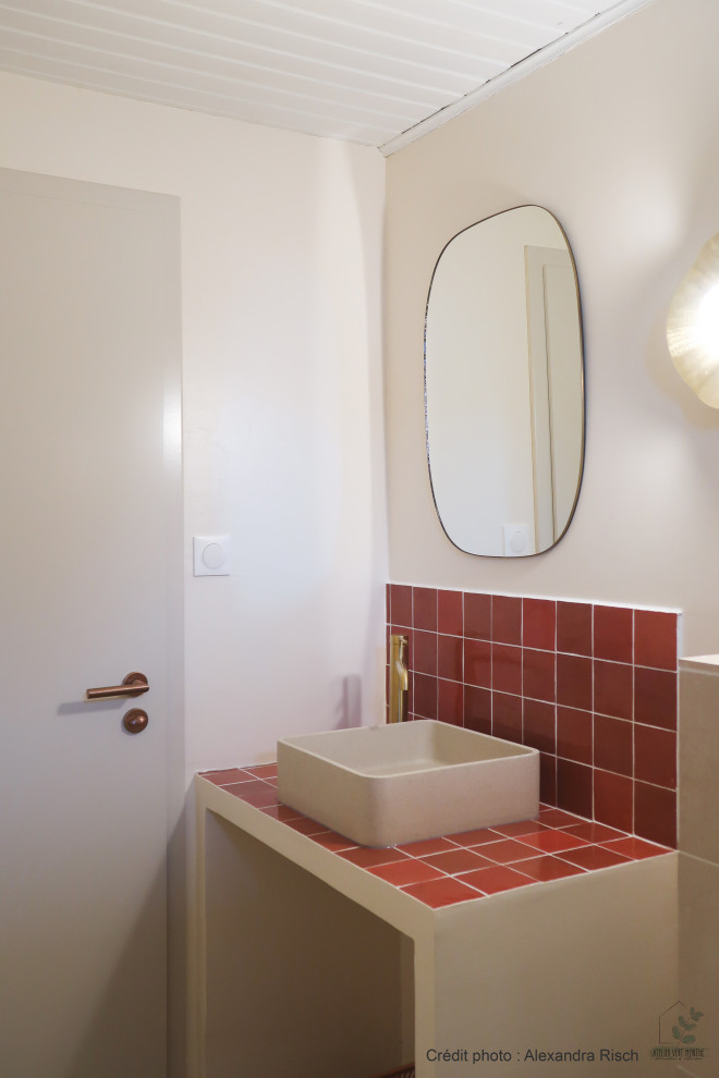 Inspiration för små medelhavsstil oranget badrum, med en kantlös dusch, en vägghängd toalettstol, beige kakel, keramikplattor, beige väggar, terrazzogolv, ett nedsänkt handfat, kaklad bänkskiva och flerfärgat golv