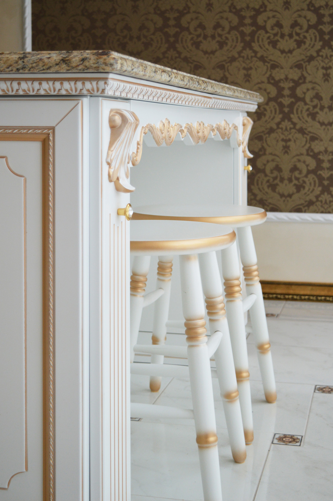 Роскошная классика. Большая кухня с функциональной рабочей зоной в центре.