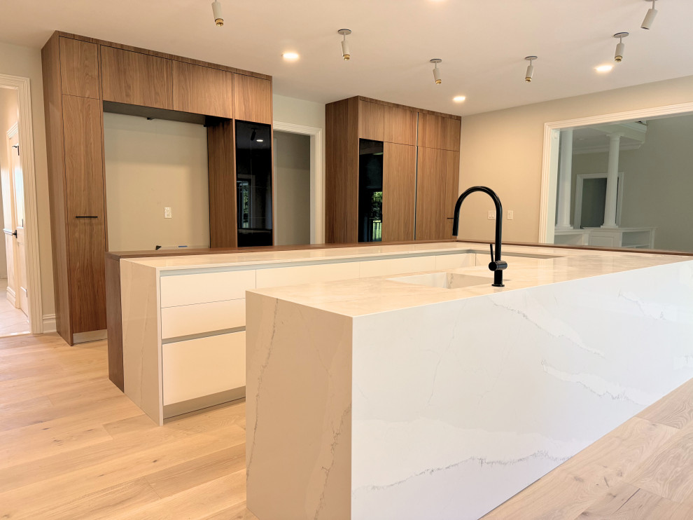 Island Prep Sink & Veined Quartz Waterfall