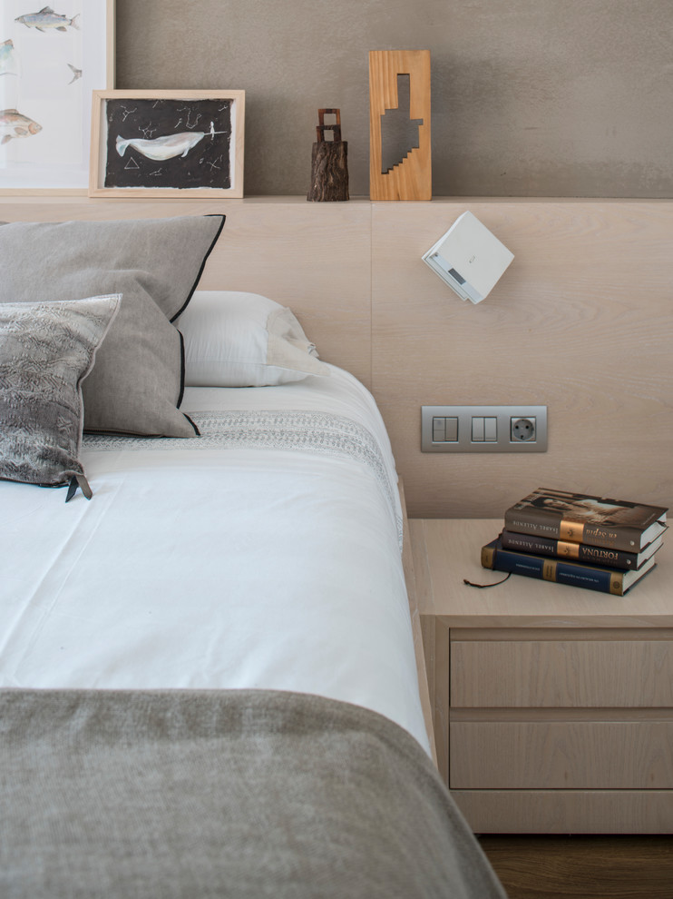 Foto de dormitorio principal tradicional renovado de tamaño medio con paredes blancas, suelo de madera en tonos medios y suelo marrón