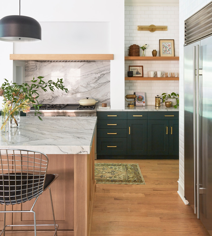 Moderne Küche mit Marmor-Arbeitsplatte, hellem Holzboden, Kücheninsel, grünen Schränken und Rückwand aus unterschiedlichen Materialien in Chicago