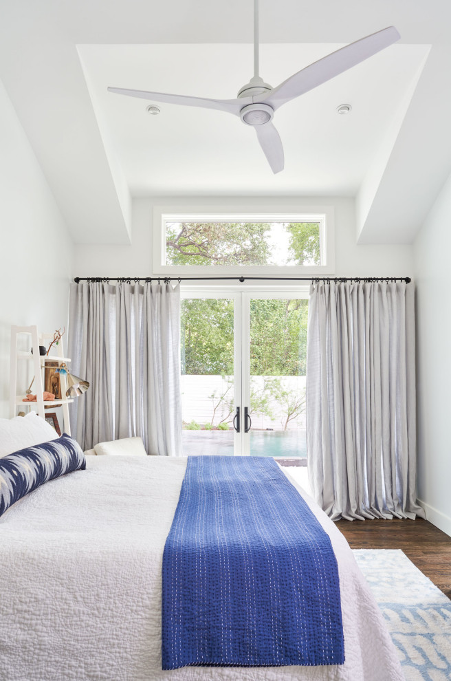 Imagen de dormitorio principal y abovedado clásico renovado de tamaño medio con suelo de madera oscura y paredes blancas