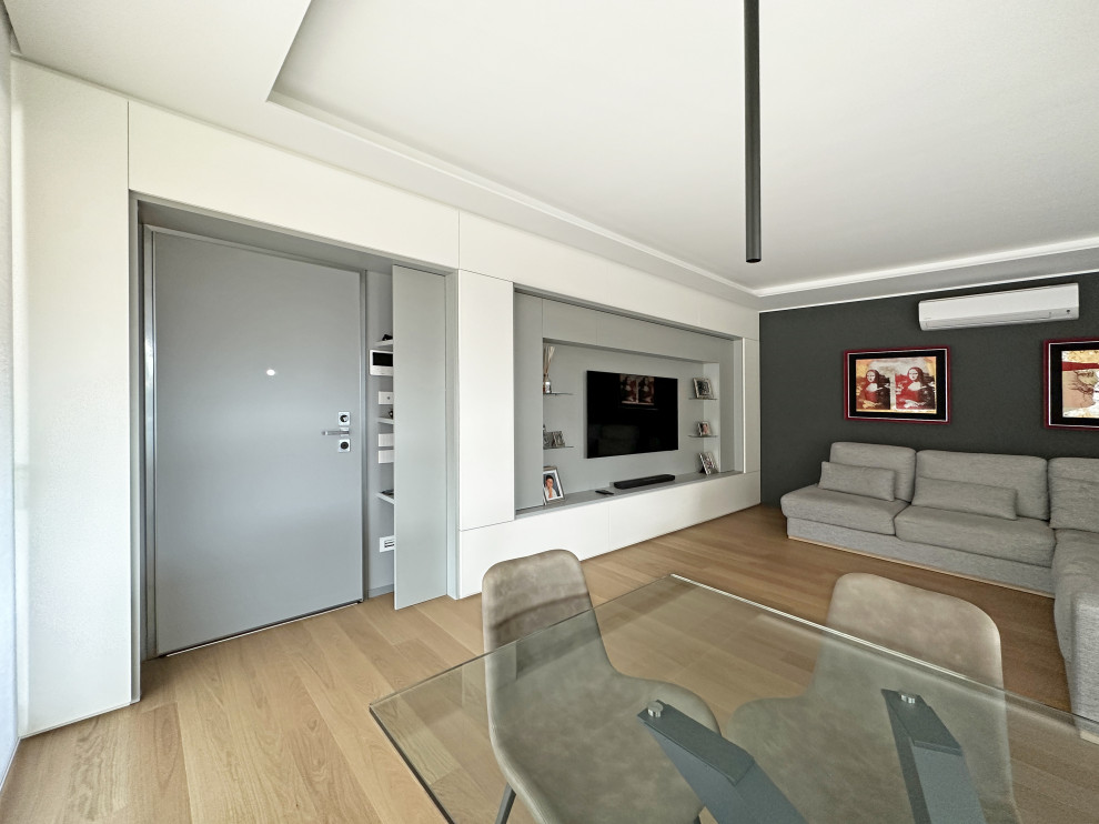 Modelo de puerta principal minimalista grande con paredes multicolor, suelo de madera clara, puerta simple, puerta gris, suelo marrón, bandeja y panelado