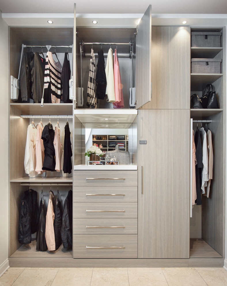 Foto de armario vestidor unisex contemporáneo con armarios con paneles lisos, puertas de armario grises, moqueta y suelo beige