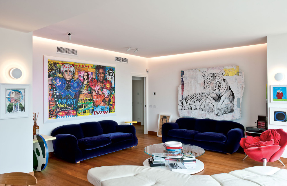 This is an example of an eclectic living room in Milan.