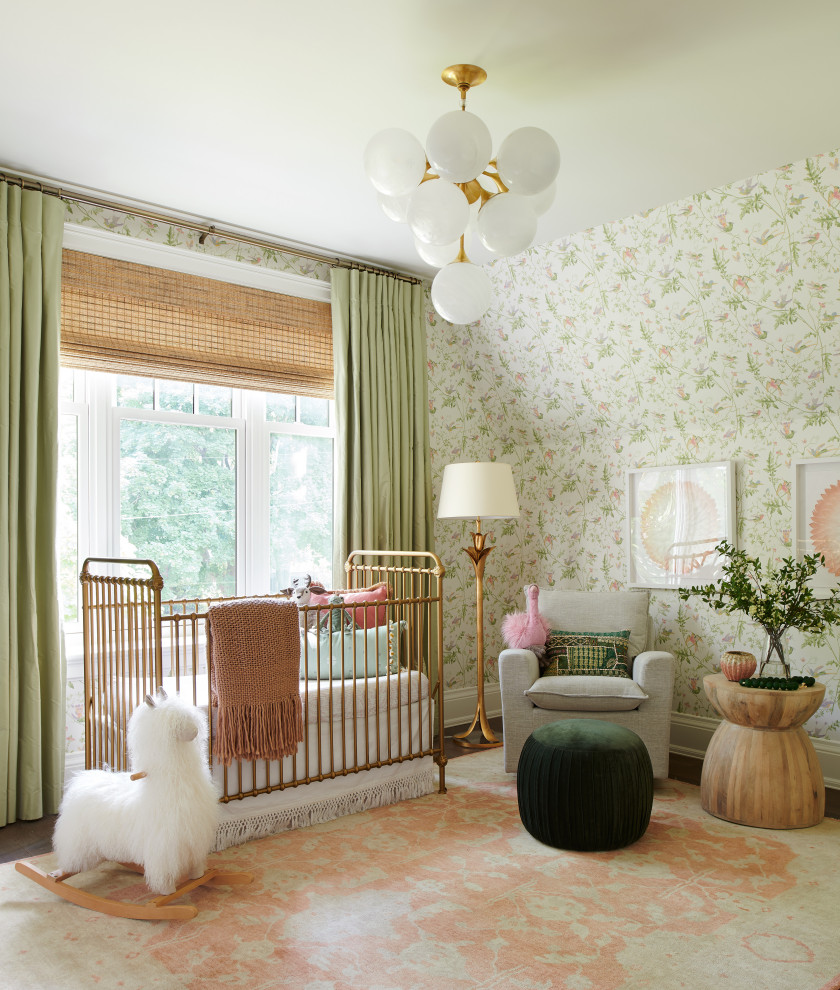 トロントにあるトラディショナルスタイルのおしゃれな赤ちゃん部屋 (マルチカラーの壁、濃色無垢フローリング、茶色い床、壁紙) の写真