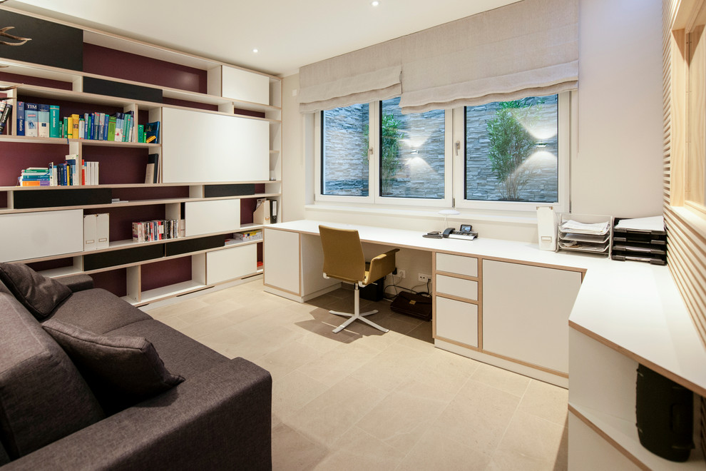 Mittelgroßes Modernes Untergeschoss mit weißer Wandfarbe, Keramikboden und grauem Boden in München