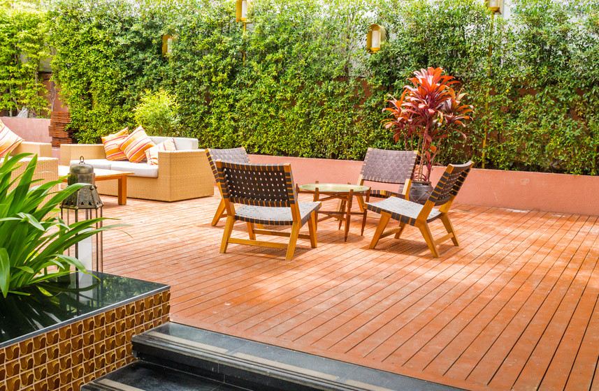 Inspiration for a mid-sized contemporary backyard deck in Miami with no cover.