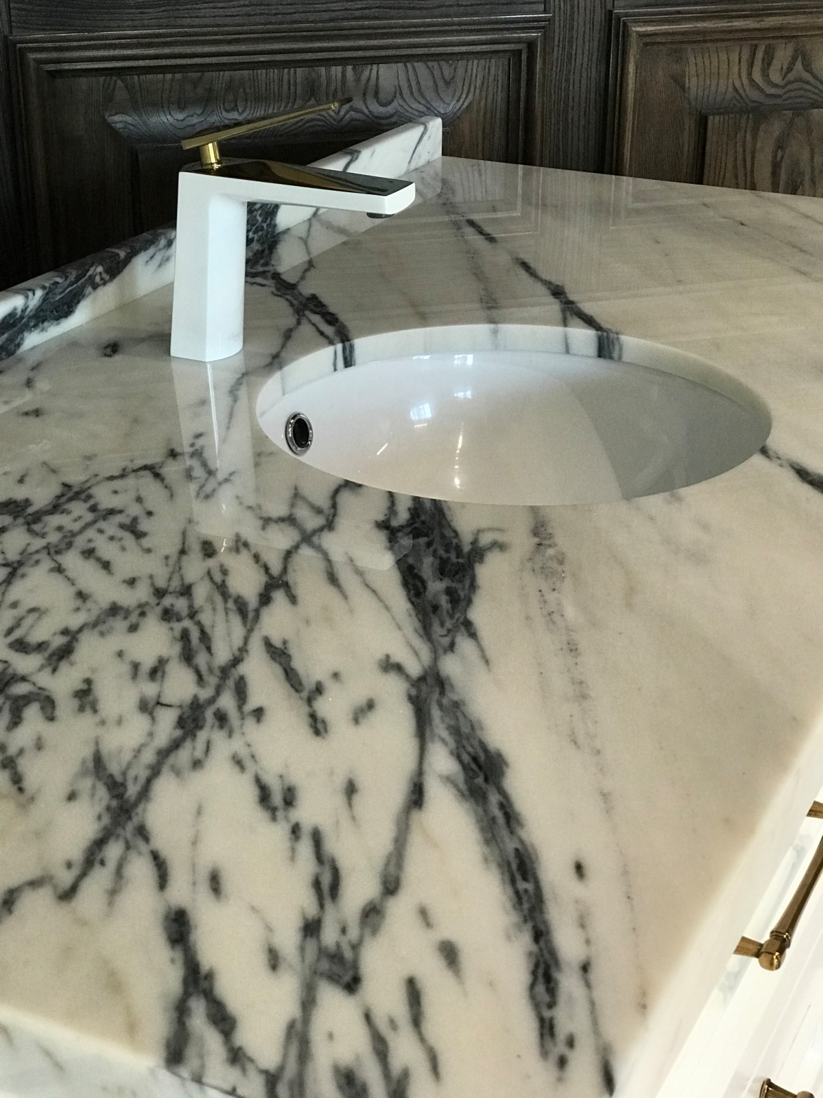 Тумба в ванную со столешницей из мрамора