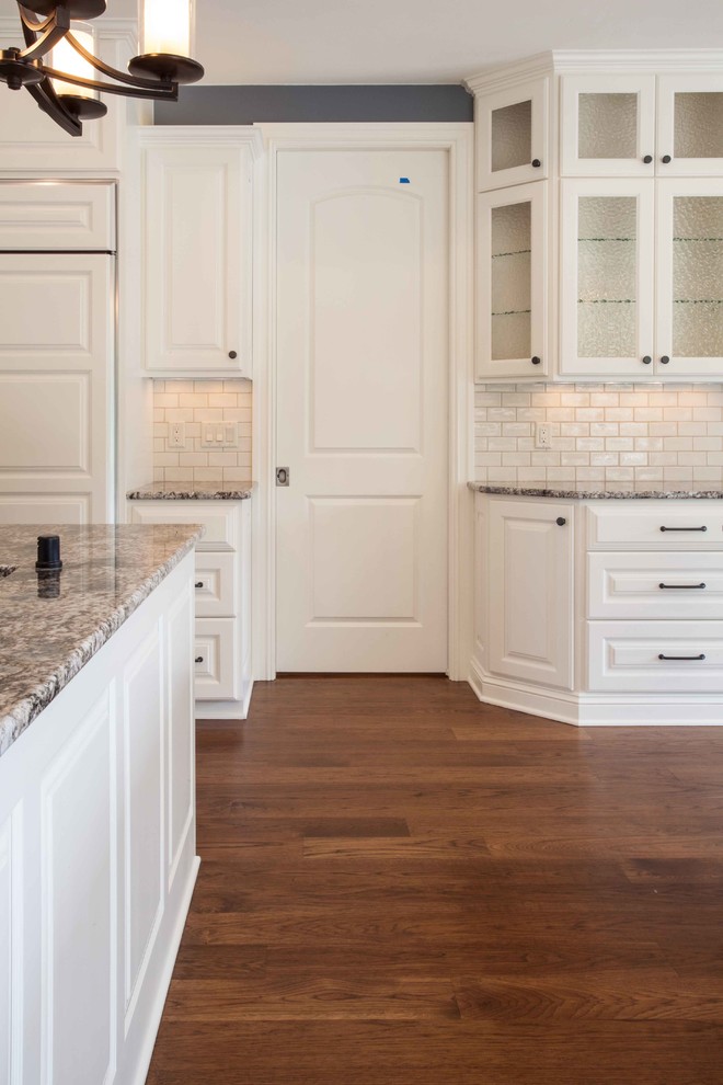 Transitional kitchen photo in Milwaukee