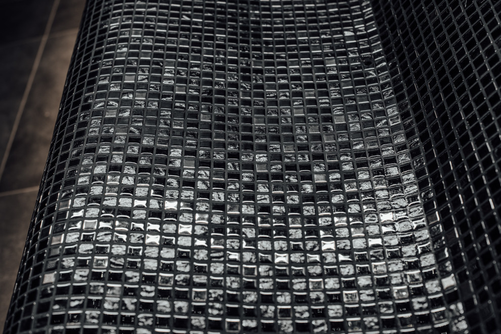 Лежак из черной стеклянной мозаики.