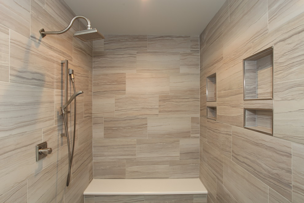 Exemple d'une salle de bain principale chic avec une baignoire encastrée, une douche ouverte, un mur gris, aucune cabine et un banc de douche.