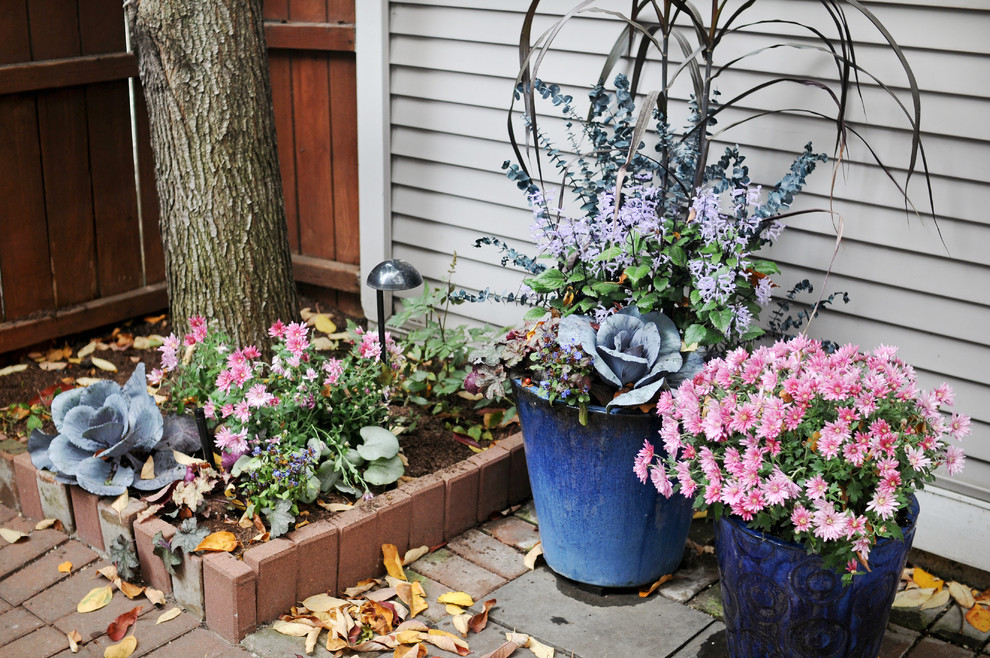 Design ideas for a mid-sized traditional shade courtyard brick landscaping in Chicago for fall.