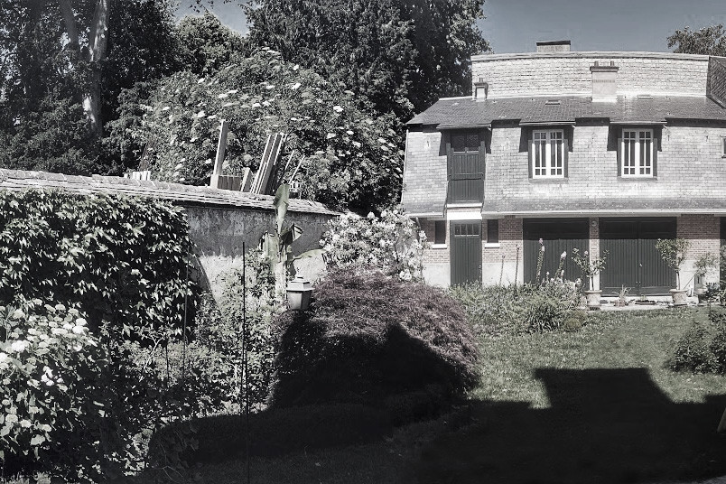 AVANT - des murs et un garage très présents