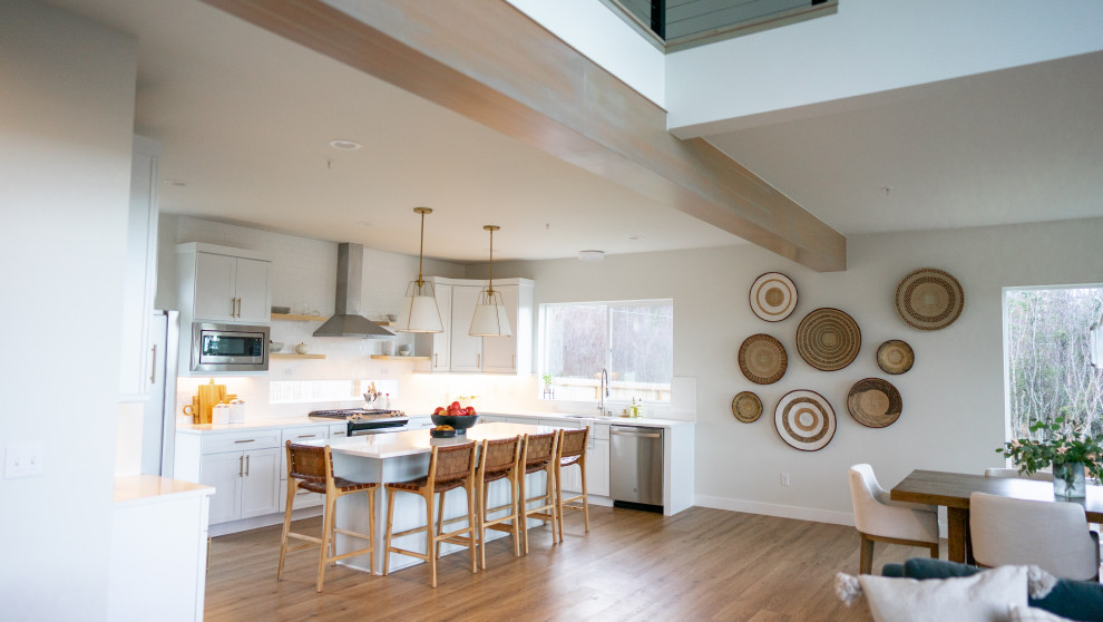 Mid-sized transitional kitchen photo