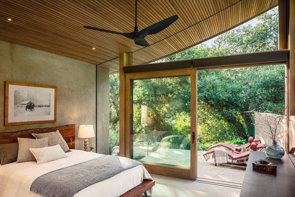 На фото: маленькая гостевая спальня (комната для гостей) в стиле модернизм с серым полом и деревянным потолком для на участке и в саду