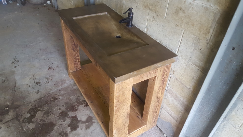 Bathroom - rustic bathroom idea