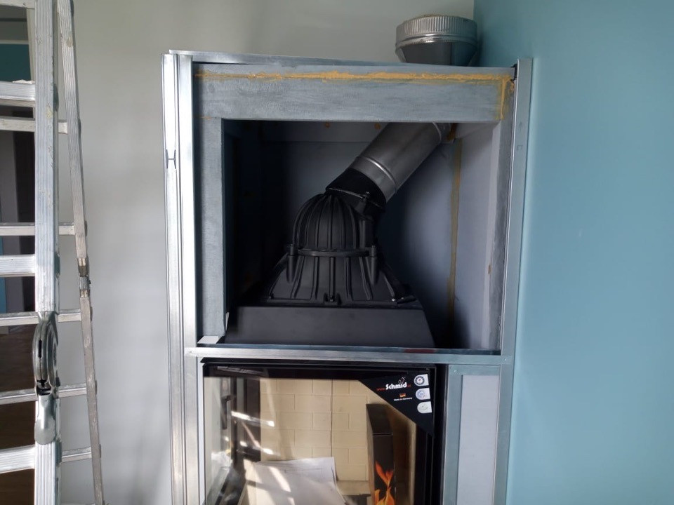 Камин с угловой топкой и минималистичным дизайном