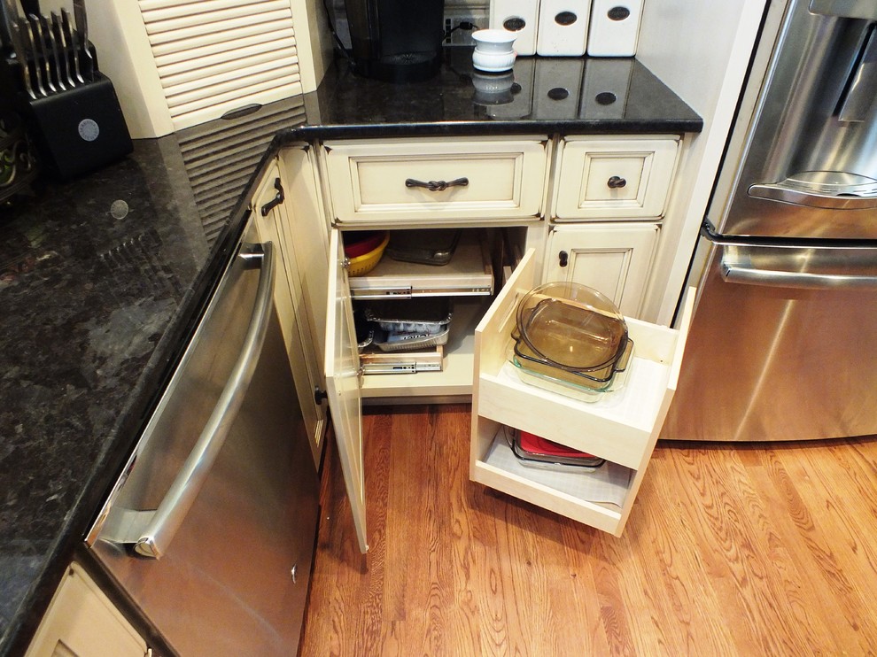 Transitional kitchen photo in Cincinnati