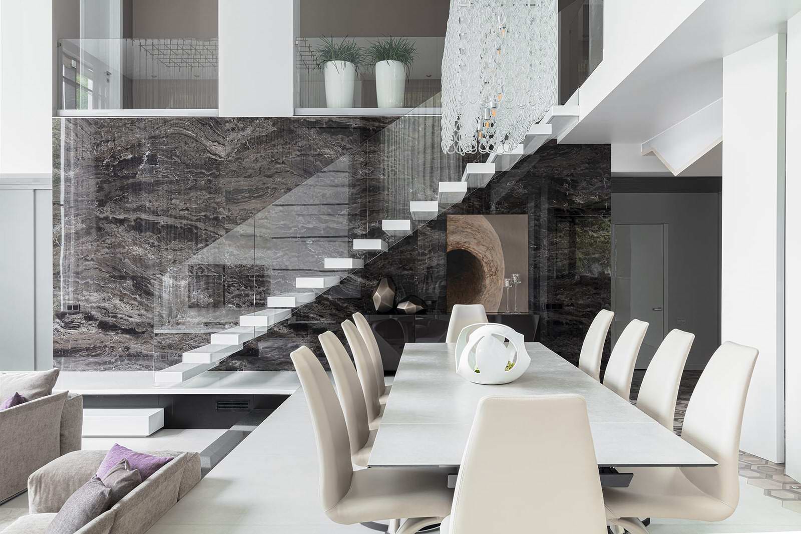 Большой красивый белый дом