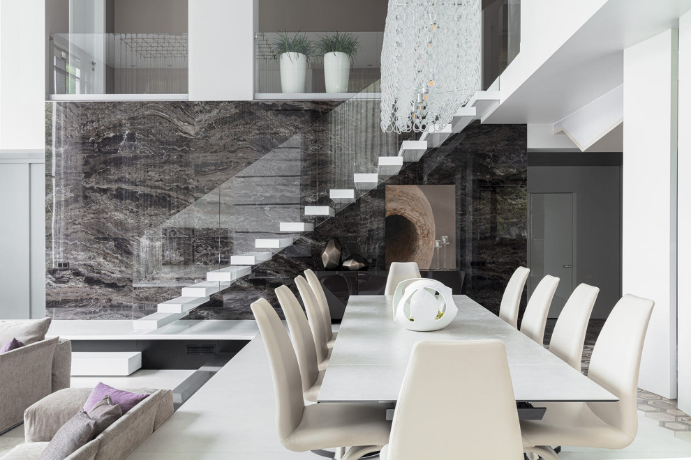 Большой красивый белый дом