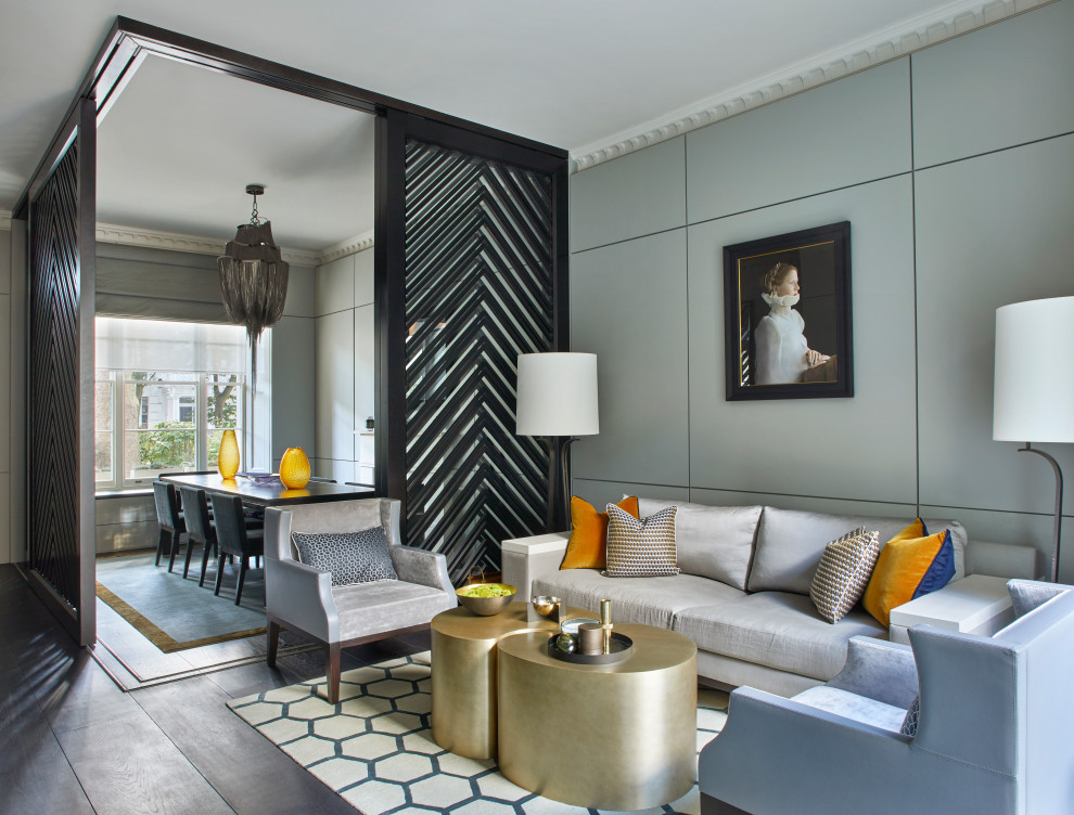 Свежая идея для дизайна: гостиная комната в современном стиле с серыми стенами, темным паркетным полом, коричневым полом и панелями на части стены - отличное фото интерьера