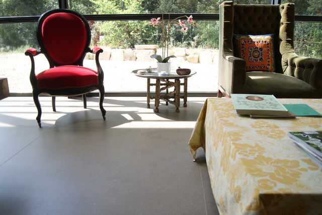 Cuisine ouverte dans l'H&eacute;rault transitional-living-room