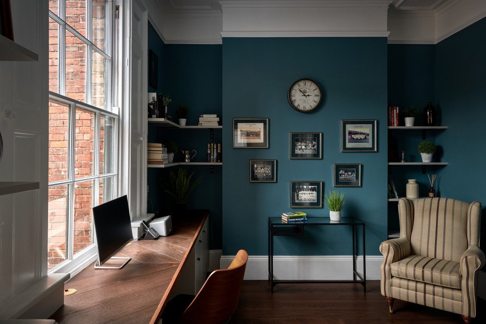 Foto di un ufficio moderno di medie dimensioni con pareti verdi, parquet scuro, nessun camino, scrivania incassata, pavimento marrone e soffitto a volta