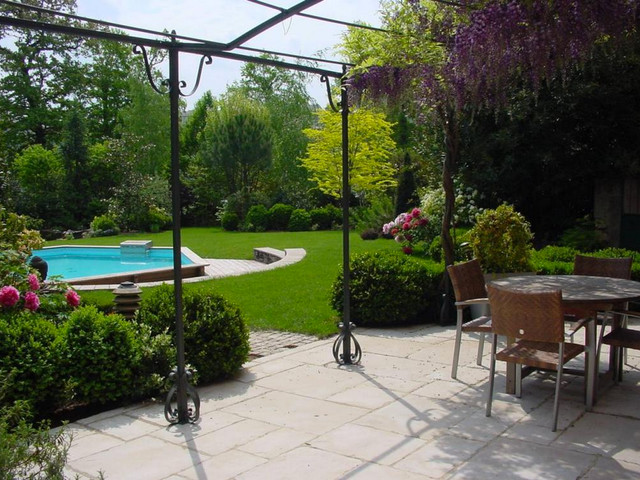 Pergolas contemporary-deck