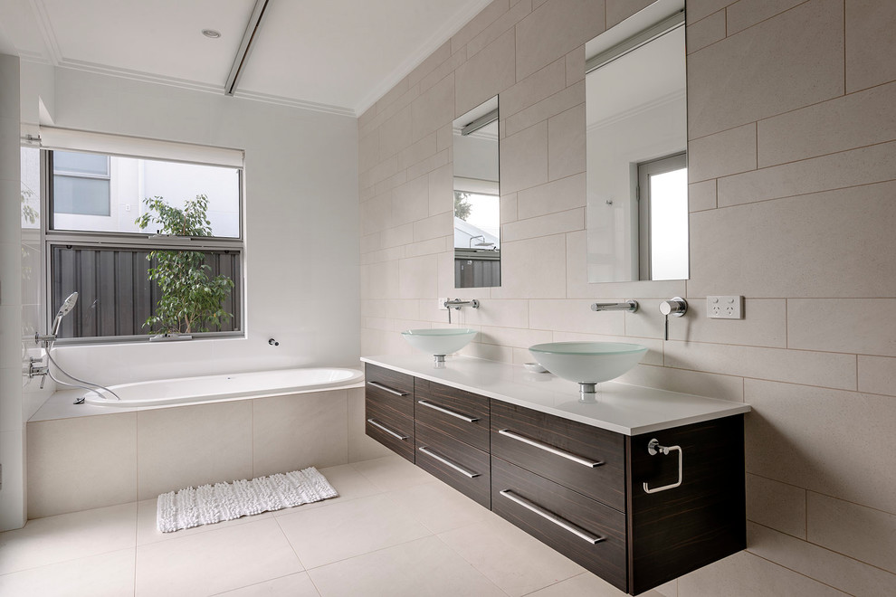 Ejemplo de cuarto de baño doble y flotante contemporáneo grande con puertas de armario marrones, baldosas y/o azulejos blancos, encimera de cuarzo compacto y encimeras beige