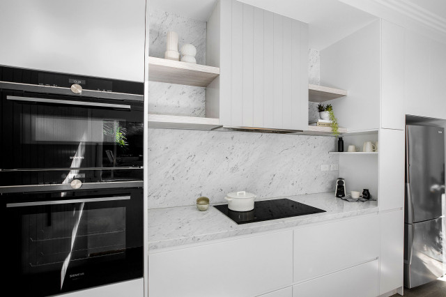 Modern V-groove Cabinets and Floating Shelves costero-cocina