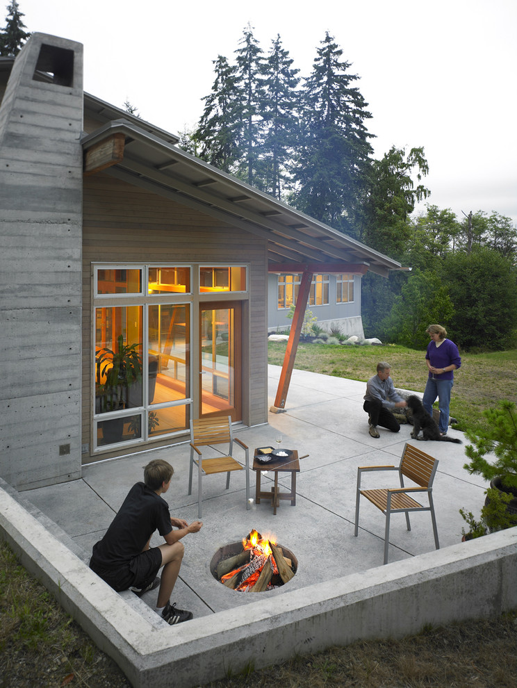 This is an example of a contemporary patio in Seattle.