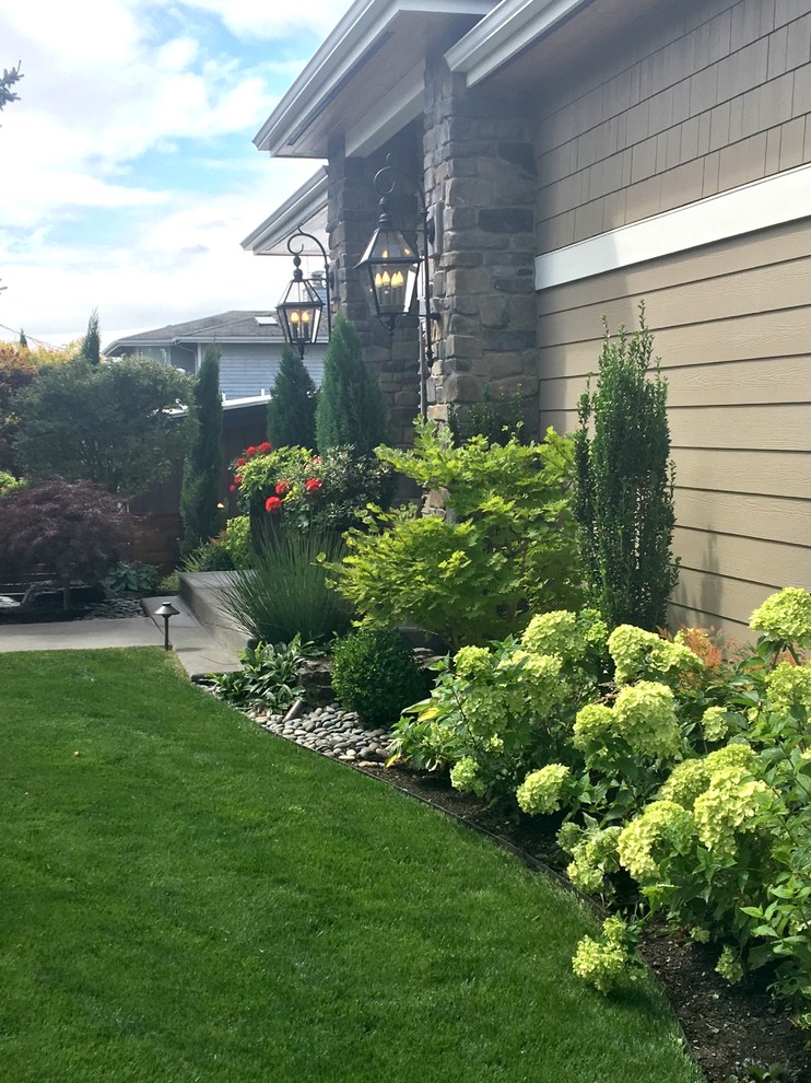 Design ideas for a mid-sized transitional front yard full sun xeriscape in Seattle.