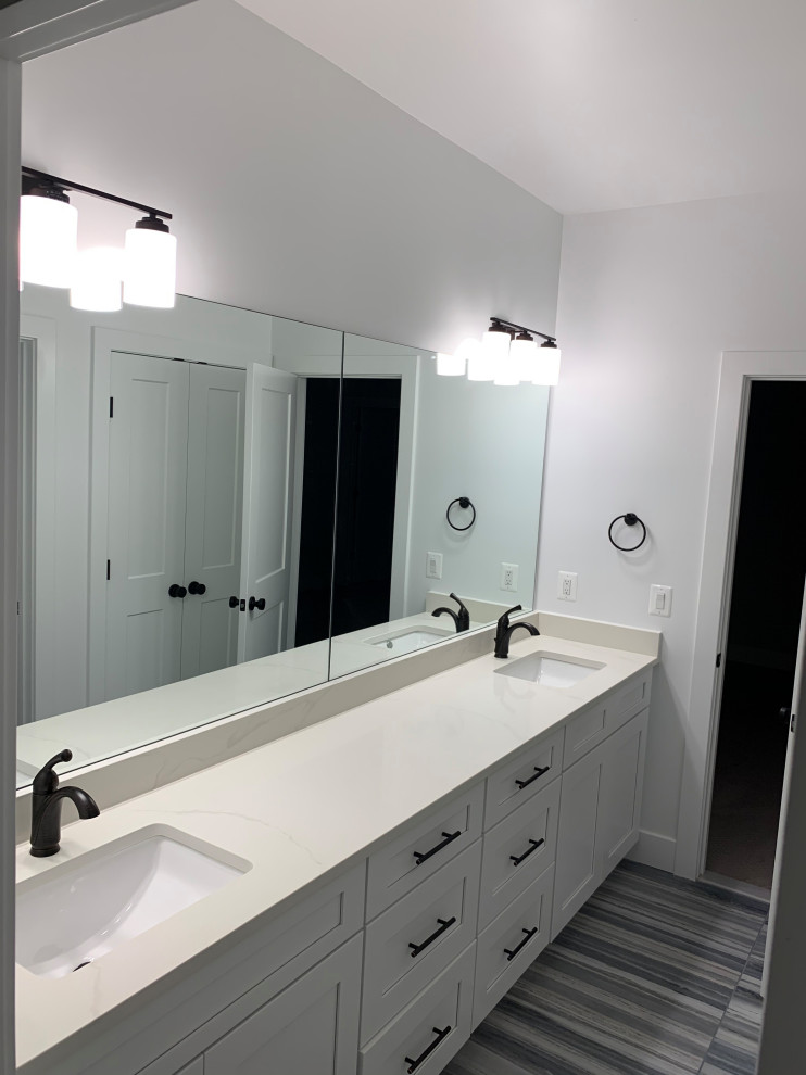 Exemple d'une petite salle de bain principale moderne avec un placard à porte affleurante, des portes de placard blanches, une baignoire indépendante, une douche double, WC à poser, un carrelage noir, des carreaux de céramique, un mur gris, sol en stratifié, un lavabo encastré, un plan de toilette en marbre, un sol gris, un plan de toilette beige, un banc de douche, meuble double vasque, meuble-lavabo encastré, un plafond en lambris de bois et du lambris.