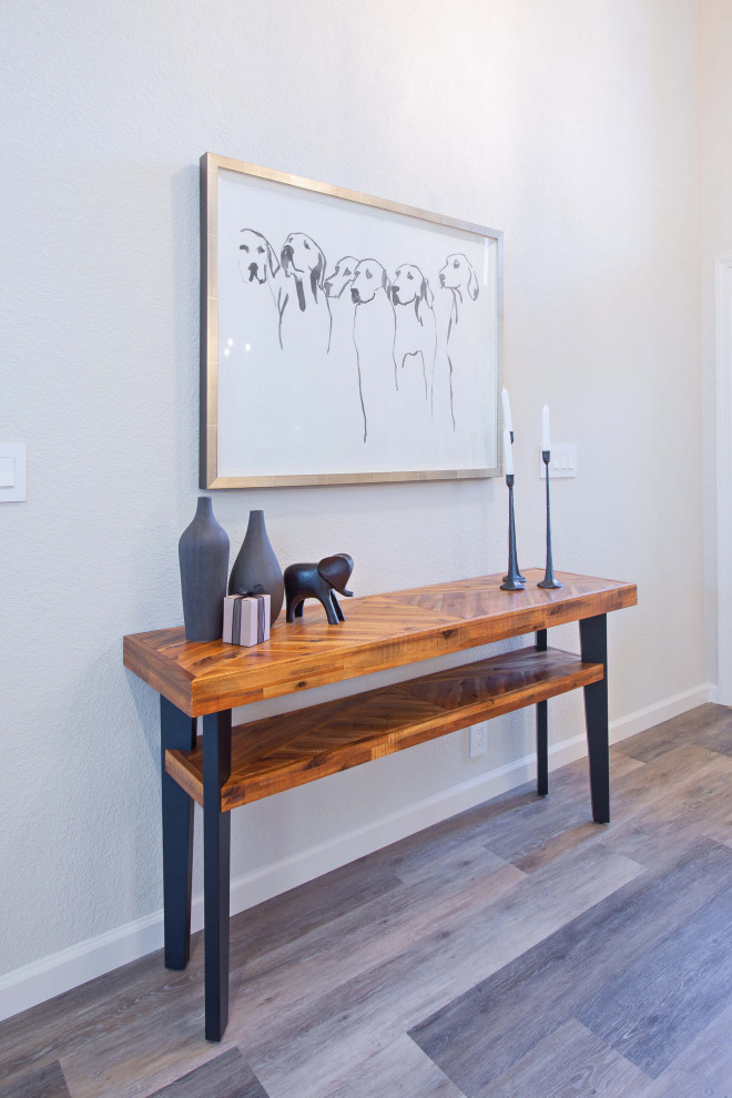 Example of a transitional entryway design in Sacramento