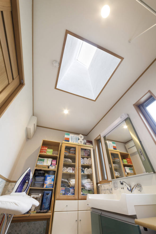 Photo of a modern utility room in Tokyo Suburbs.