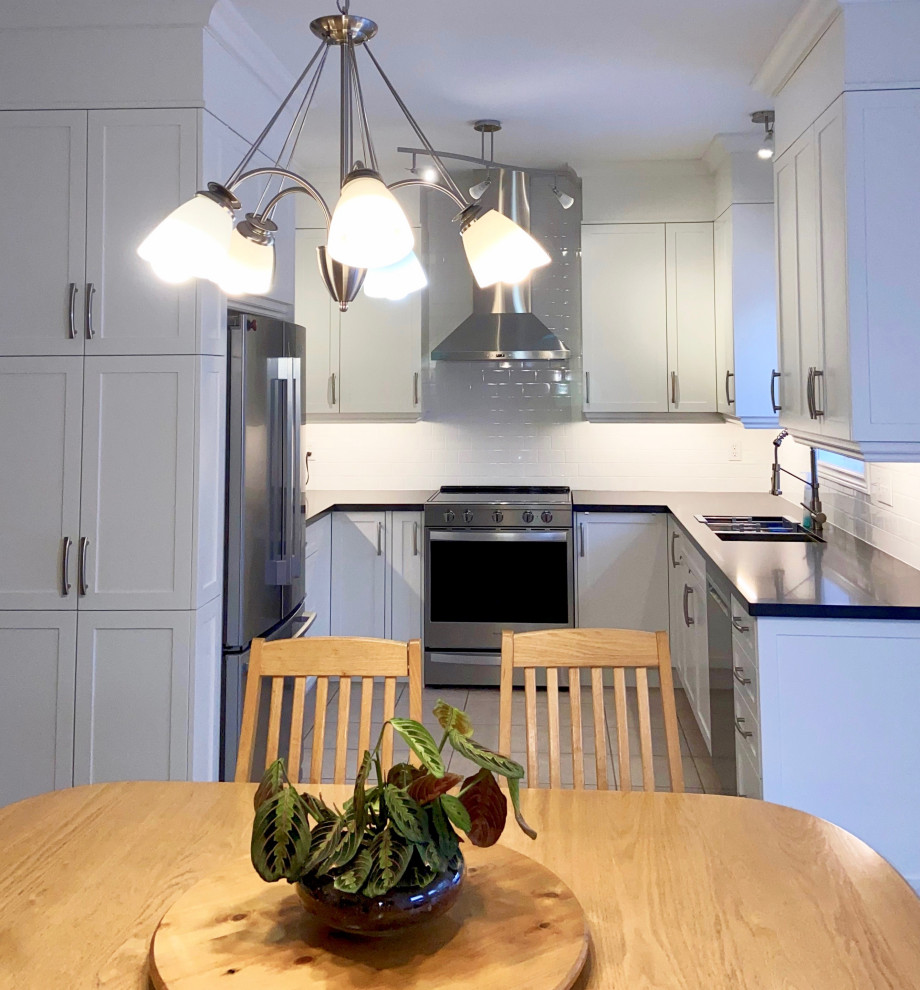 Eat-in kitchen - transitional u-shaped eat-in kitchen idea