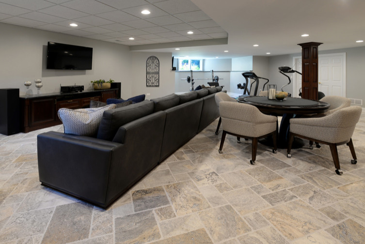 Großer, Offener Moderner Hobbyraum ohne Kamin mit grauer Wandfarbe, Keramikboden, TV-Wand, buntem Boden und eingelassener Decke in Chicago