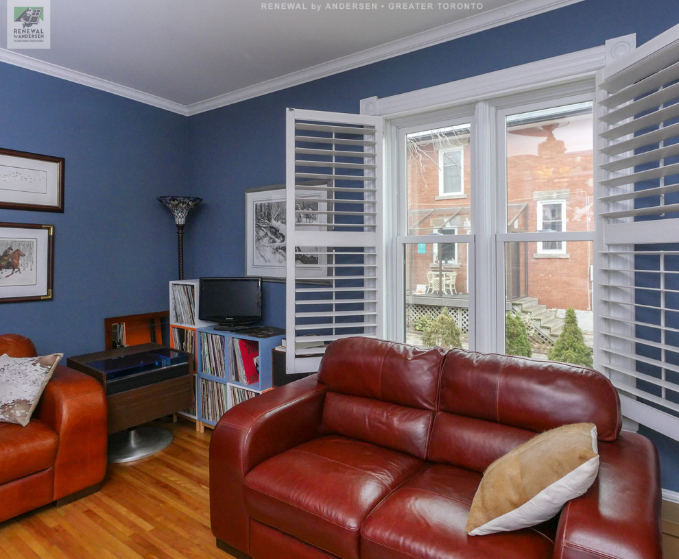 Imagen de sala de estar con rincón musical cerrada de tamaño medio sin chimenea con paredes azules, suelo de madera en tonos medios y televisor independiente