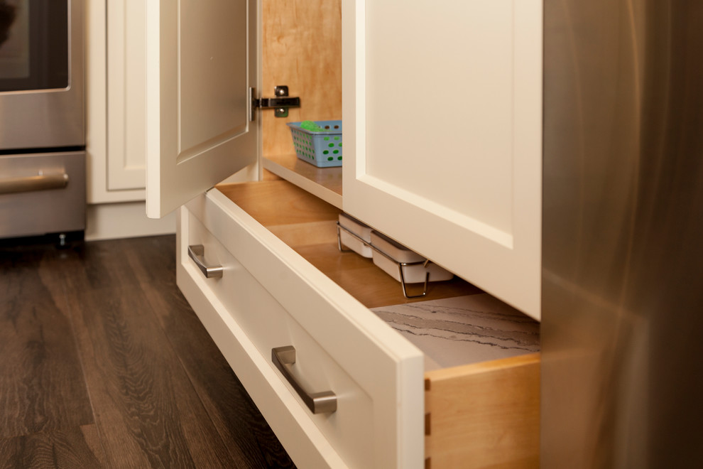Example of a transitional home design design in Toronto